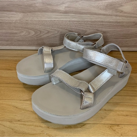 Teva Flatform Universal Leather Gold Sandals - Size 10 - Picture 1 of 7